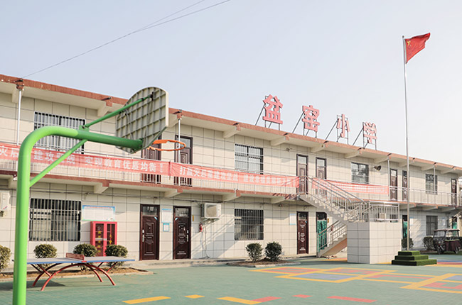 张治民董事长到盆窑小学查看翻新修缮情况