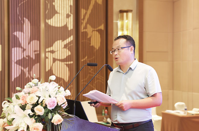 杨总发表主题演讲1.jpg
