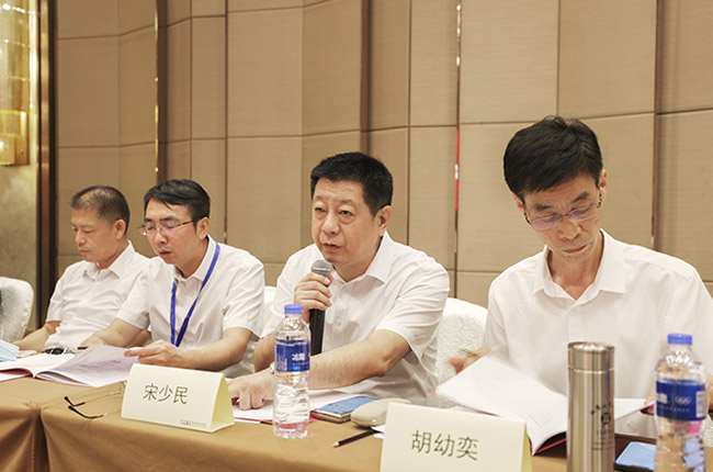 协会副会长缑海荣，委员会主任宋少民主持会议.jpg