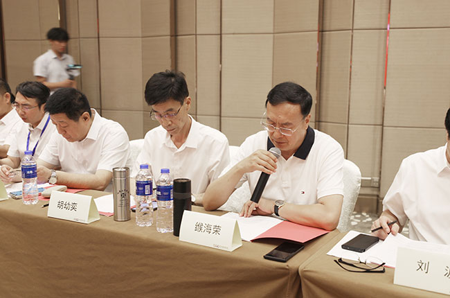 协会副会长缑海荣，委员会主任宋少民主持会议1.jpg
