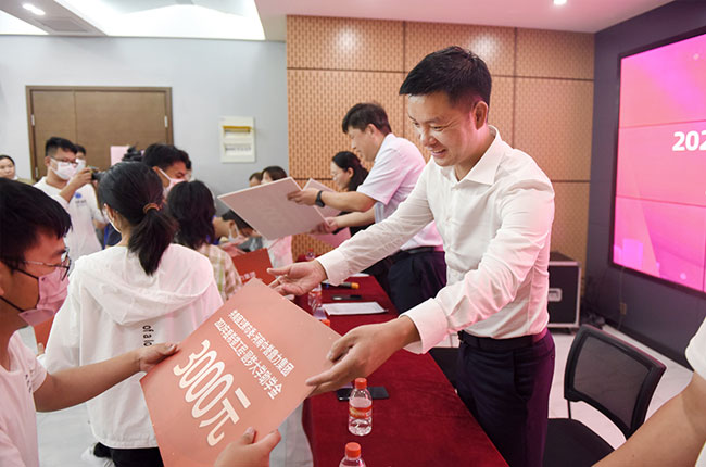 坚持公益丨中誉鼎力爱心资助40名卫辉学生圆大学梦！