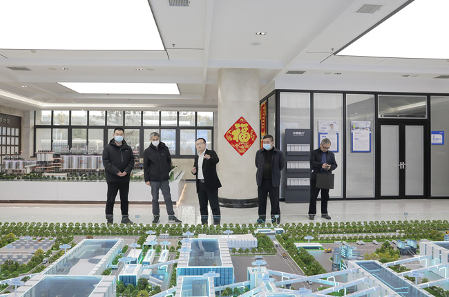 参观十二位一体绿色建材循环经济产业园项目沙盘.jpg