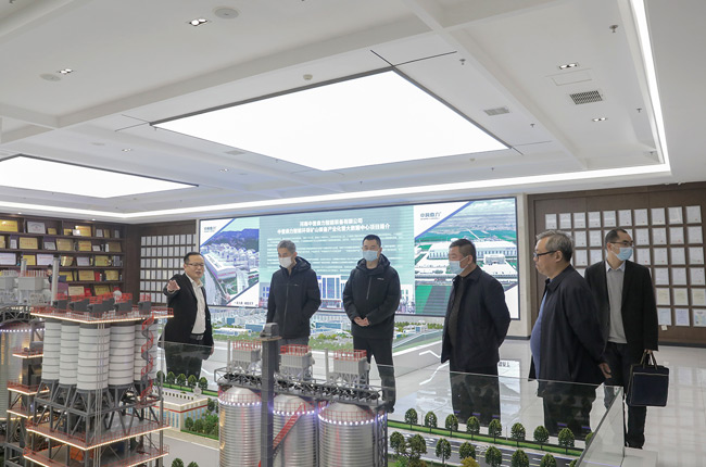 参观五位一体循环建材产业园项目沙盘.jpg