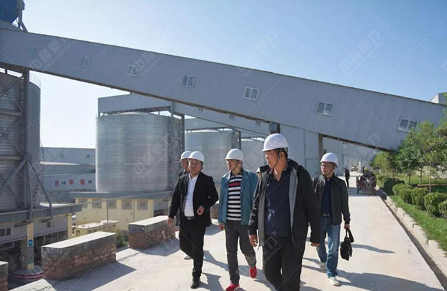 实地了解骨料生产工艺、厂区绿化及矿山恢复情况