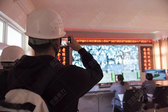 参观生产线中控室