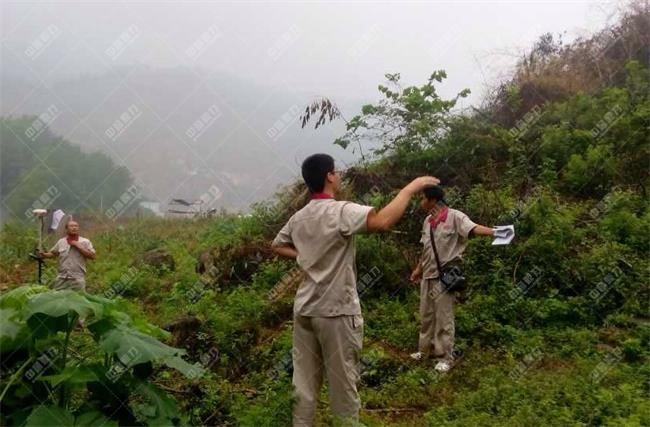 技术人员勘测地形