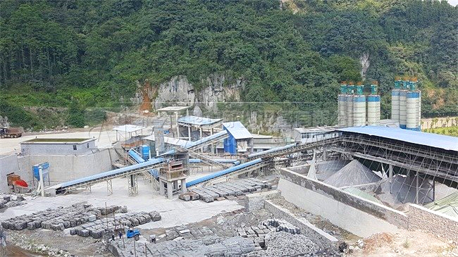 某水泥厂石灰石破碎现场