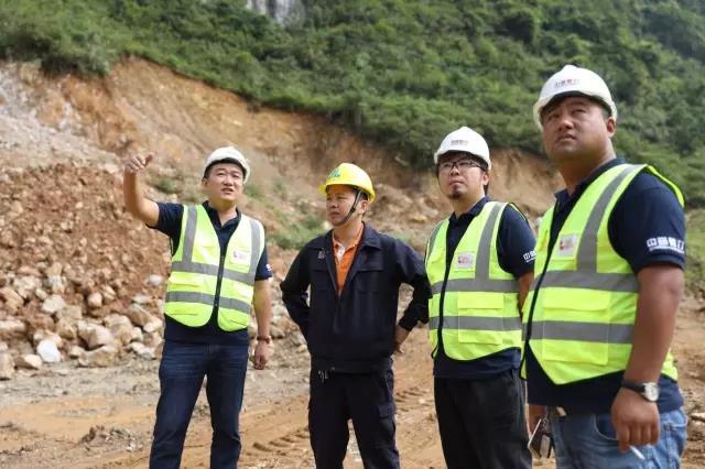 售后服务团队与崎源石料加工厂罗总(左二)沟通