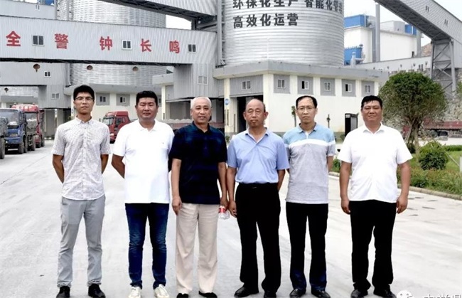 原总与昌祥建材董事长(左三)、鸿达水泥总经理(右三)、星原水泥生产技术部部长(右二)合影