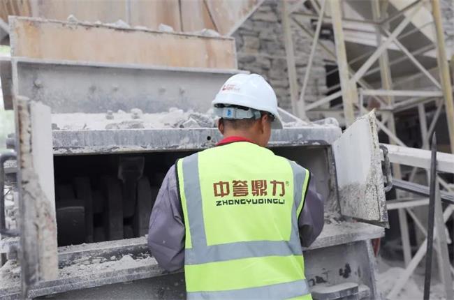 随行工程师检查设备运行
