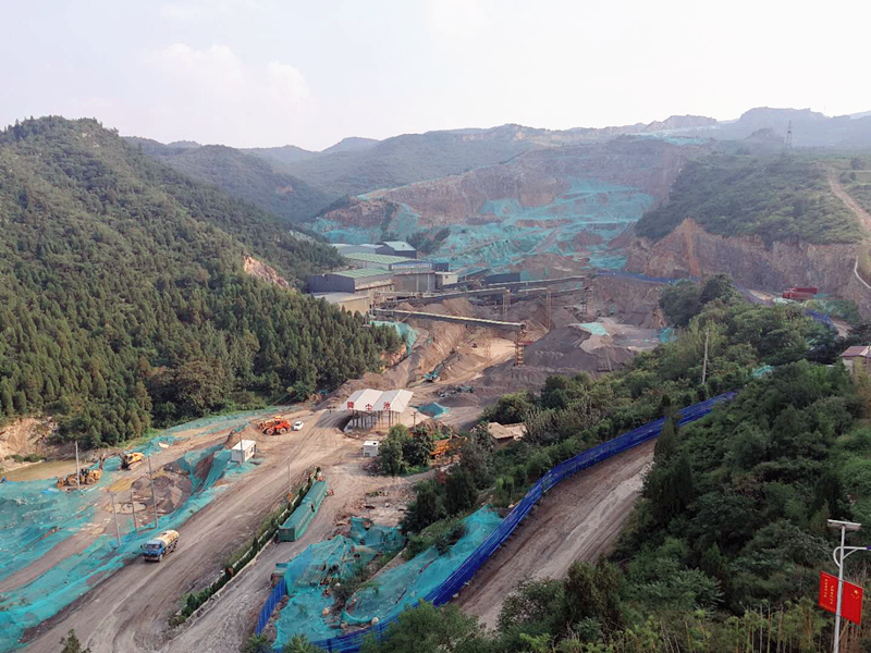 露天矿山开采现场