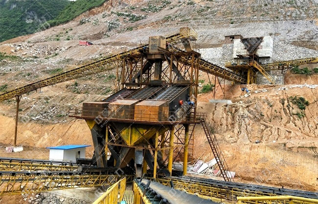 山坡上建的砂石生产线