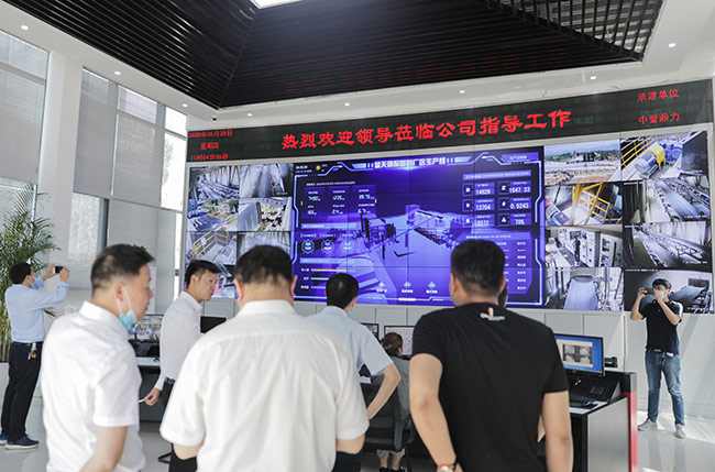 湖北省赤壁市导考察蓝天环保智慧厂区中控室