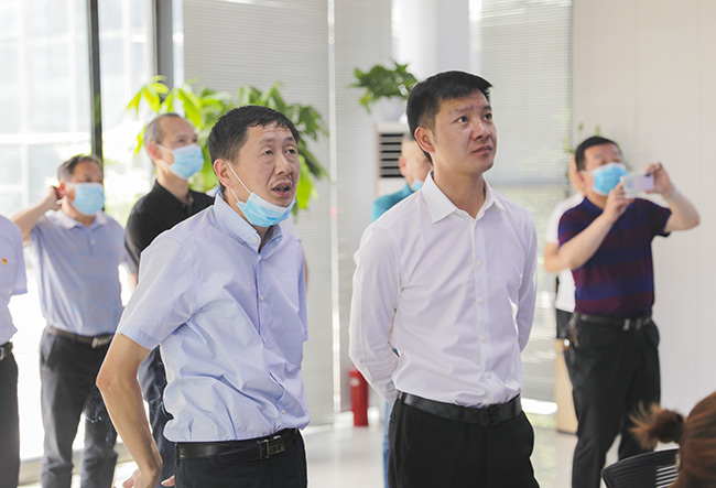 湖北省赤壁市导考察蓝天环保智慧厂区中控室