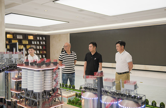 参观中誉鼎力五位一体循环建材产业园项目沙盘