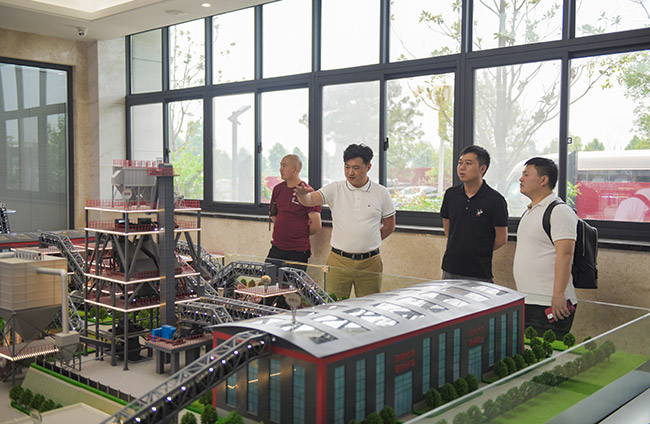 参观中誉鼎力五位一体循环建材产业园项目沙盘