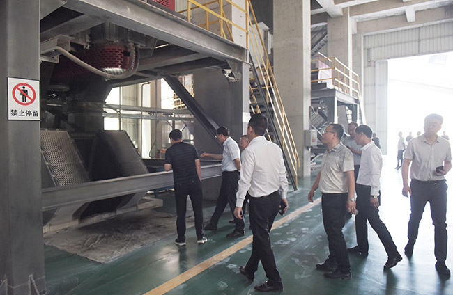 参观蓝天环保材料有限公司四位一体建材生产项目
