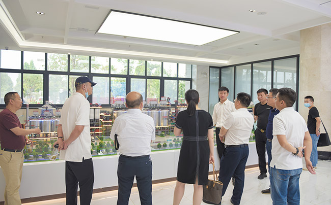 张治民董事长介绍多位一体循环建材产业园项目建设理念
