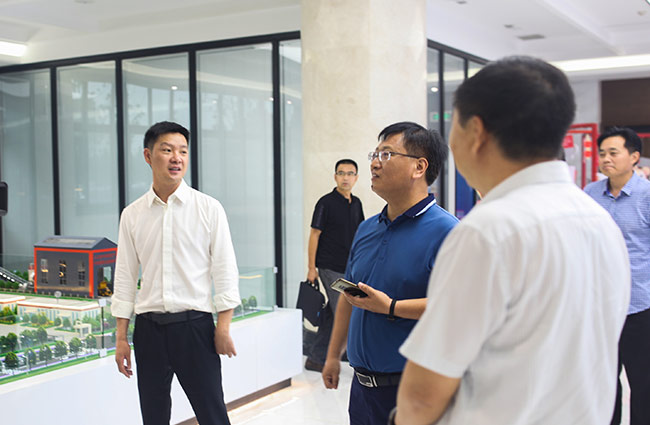 张治民董事长介绍多位一体循环建材产业园项目建设理念