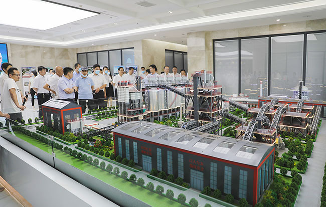 张治民董事长介绍多位一体循环建材产业园项目建设理念